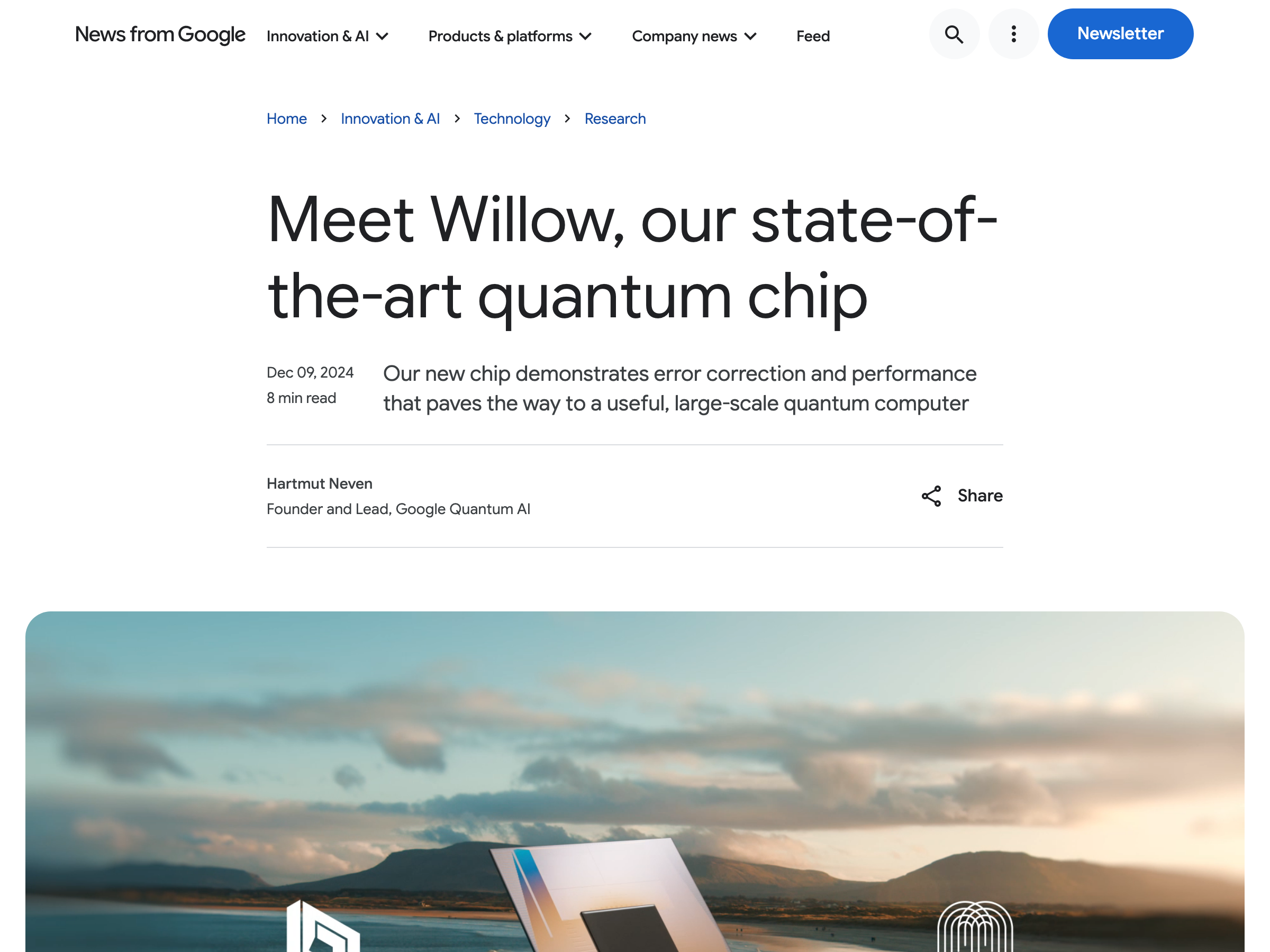 Google 공식 블로그에 공개된 Willow 양자 칩 소개 제목과 산을 배경으로 세워진 칩 이미지 일부.